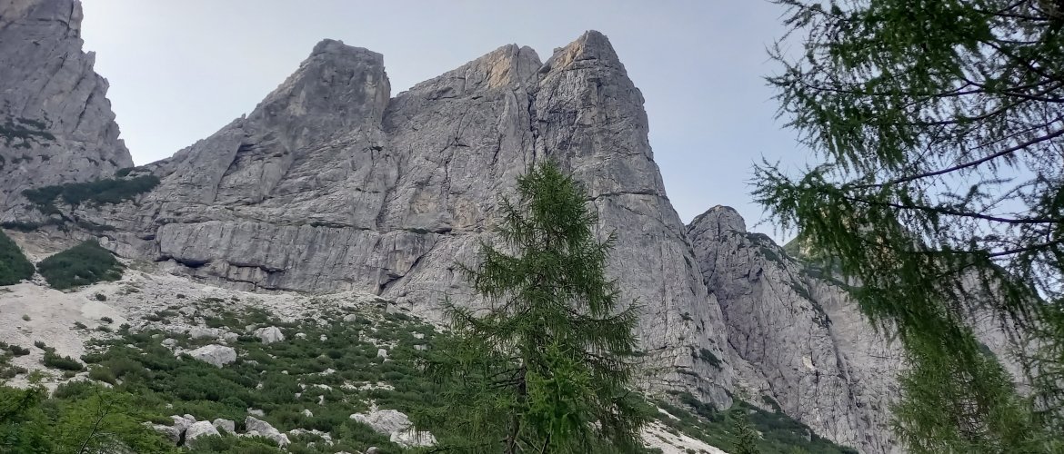 Skutnik-All along the watchtower (6b+/5a-6b, 315m)