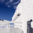 V sneg in led okovana stavba