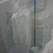 Prerez snežne odeje in test njene stabilnosti (1820 m, JV pobočje, 25°, debelina snežne odeje 260 cm); po kanadski metodi se je snežena klada premaknila 85 cm globoko - na babjem pšenu od neviht 6. februarja. Skrita nevarnost.