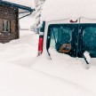 Sneg je do vrha vrat kombija!