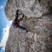 Plezanje klasik s čevlji je tako v stenah Dolomitov kot v domačih gorah mnogo prijetnejše in predvsem udobnejše.