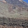 Pogled iz kaldere na 2000 m proti Teidi 1700 m više. Različna barva lavinih tokov kaže na njihovo različno starost in sestavo.