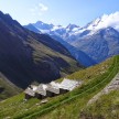 Čudovite švicarske hišice med vzponom do koče.