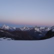 Jutro nad vrhovi nad Zermattom z Matterhornom, 4478 m na čelu.