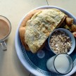 Običajni zajtrk - omleta in tibetanski kruh ter musli in mleko.