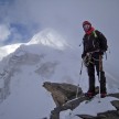 					Jani na aklimatizacijski turi nekje na višini 5300 m, v ozadju pa vrh, ki nas čaka jutri.