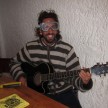 Fabrizio, popotnik iz Brazilije in trenutno prostovoljec v hostlu. Na kitari smo zakrpali strgano struno, zato je zaradi varnosti igral z očali :)