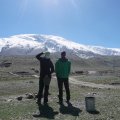 prvič vidimo hrib od daleč med počitkom, ko se sprehodimo do kirgiškega naselja jurt