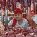 gospa z mesom na bazarju v Biškeku
