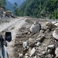 Deli cest so zaradi potresa uničeni