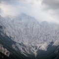 Kje boljše govoriti o plezanju v gorah, kot z razgledom na Triglavsko steno?
