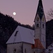 Cerkev in luna
