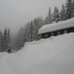 1,5 metra snega na strehi Mihovega doma.