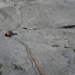 Lijak poteka v monolitni skali, kjer so ponekod daljši 