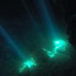 Podvodna igra sončnih žarkov, ki so našli pot v jamo.