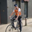 belgijski mož postave na kolesu