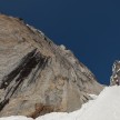 Neskončni metri nepredelanega snega na strmih granitnih ploščah